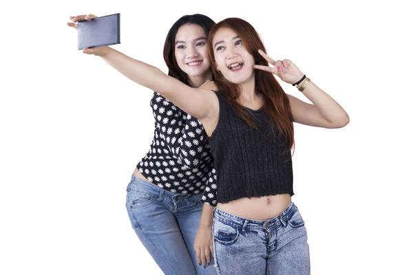 Duas garotas tirando selfie no estúdio — Fotografia de Stock