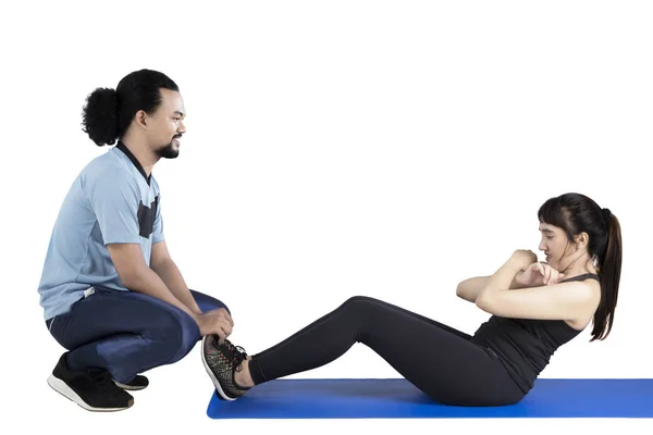 腹筋を行うパーソナル トレーナーと女性 — ストック写真