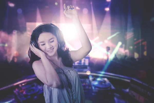 Joven DJ bailando en la discoteca —  Fotos de Stock