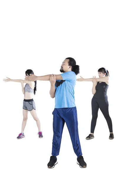 Junge Leute beim gemeinsamen Stretching — Stockfoto