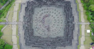 Hava zaman atlamalı Borobudur Tapınağı vurdu