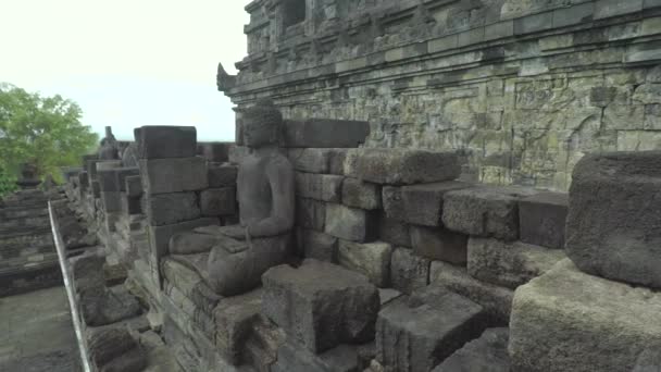 Antigua estatua de Buda en el templo de Borobudur — Vídeo de stock