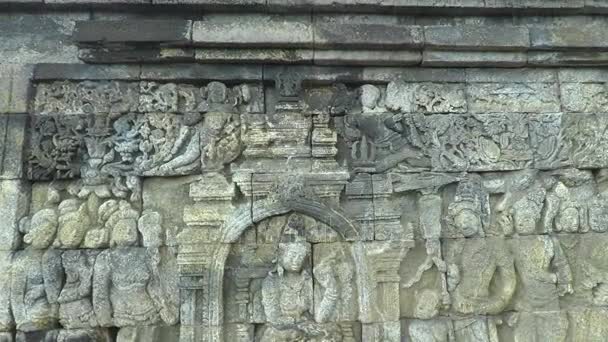 Αρχαία ανακούφιση και άγαλμα του Βούδα στο ναό Borobudur — Αρχείο Βίντεο
