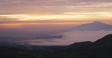 Zaman atlamalı, sisli Dieng Yaylası