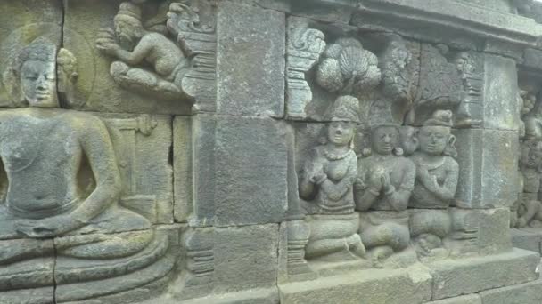 Oude verlichting op de Borobudur tempel muur — Stockvideo