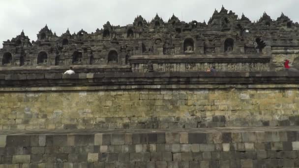 Filmación de Borobudur Templo con los turistas — Vídeos de Stock