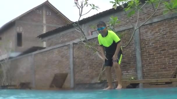 Rallentatore di ragazzo salta in piscina — Video Stock