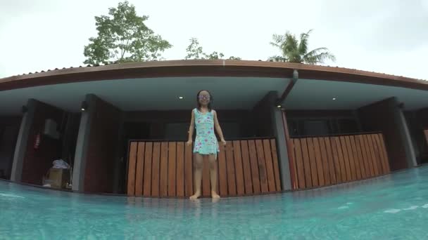 Mouvement lent de la fille saute dans la piscine — Video