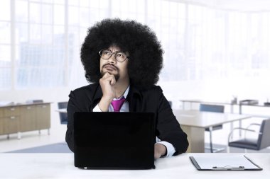 Afro işadamı düşünme fikir Office