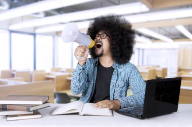Afro üniversite öğrencisi megafon ile