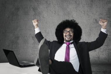 Onun başarısı ifade Afro erkek Yöneticisi