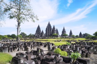 Güzel Prambanan Tapınağı mavi gökyüzü altında