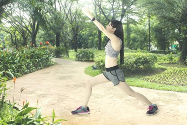 Güzel kadın parkta uzanan yapıyor