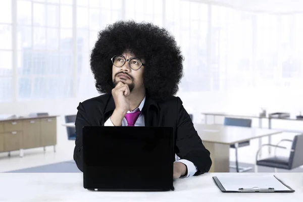 Afro zakenman denken idee in kantoor — Stockfoto