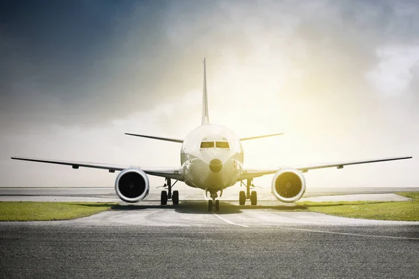 Avión aterrizando en la pista del aeropuerto —  Fotos de Stock