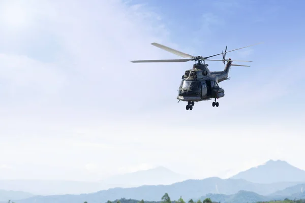 Elicottero dell'esercito che sorvola le montagne — Foto Stock
