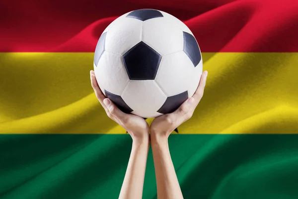 Palla sulle mani con bandiera del Ghana — Foto Stock