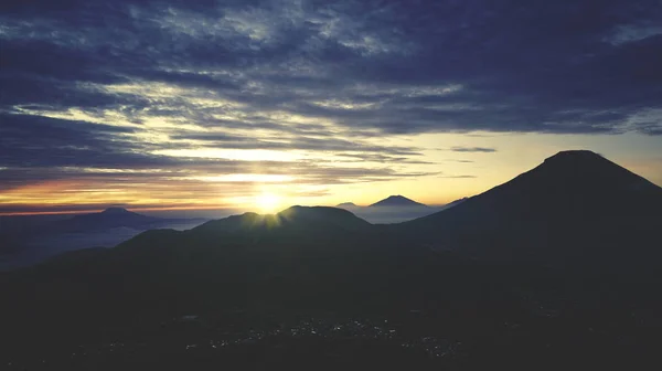 Hermoso paisaje al atardecer —  Fotos de Stock