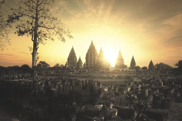 Hermosa puesta de sol en el antiguo templo de Prambanan — Foto de Stock