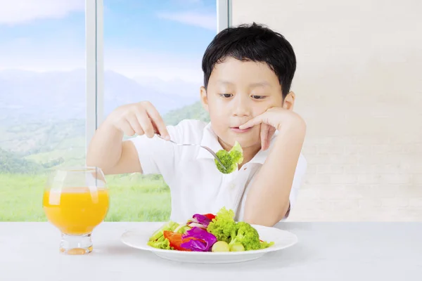 Chico se ve desagradable verduras — Foto de Stock