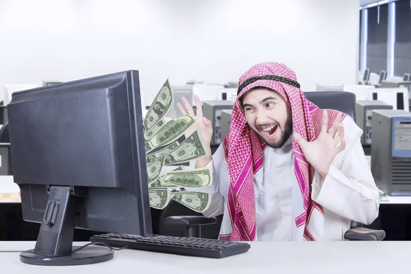 Homme d'affaires arabe joyeux avec de l'argent — Photo