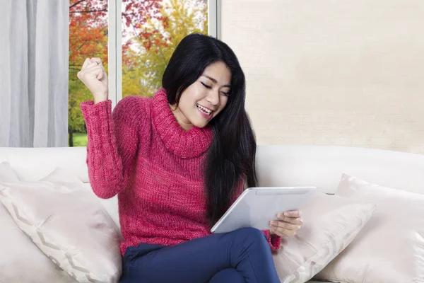 Fröhliche Frau erhält gute Nachrichten auf dem Tablet — Stockfoto