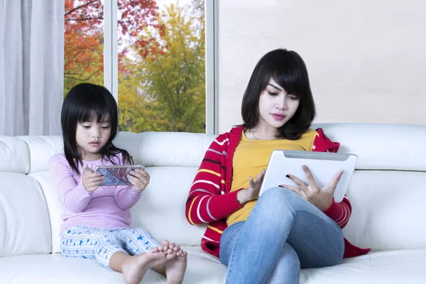 Child and mother use gadgets — Stock Photo, Image