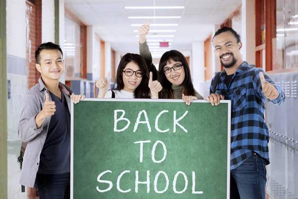 Studenter visar tillbaka till skolan word — Stockfoto