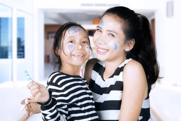 Carino ragazza e madre divertirsi a casa — Foto Stock