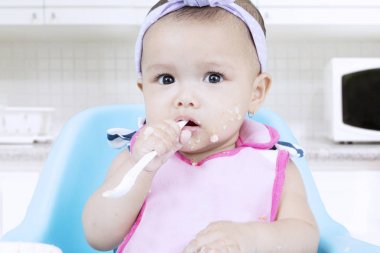 Kadın bebek püresi kaşık ısırıkları
