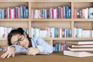 Kütüphanede uyuyan kız öğrenci