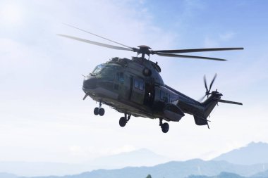 Helikopter gökyüzünde uçmaya hazır