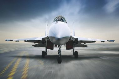 Jet uçağı taşıyıcı güvertede açılış