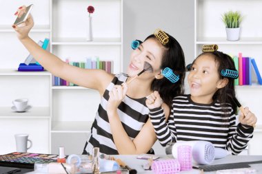 Küçük kız ve annesi fotoğraf çekmek