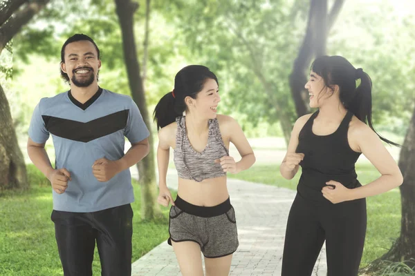 Diverses personnes jogging ensemble dans le parc — Photo