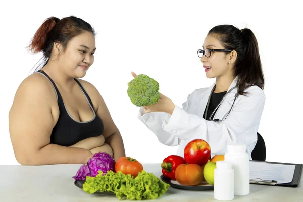 Il medico suggerisce cibo sano per il suo paziente — Foto Stock