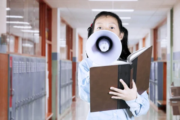 Studente elementare utilizzando un megafono — Foto Stock