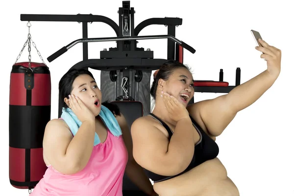 Graisses femmes prenant selfie dans la salle de gym centrale — Photo