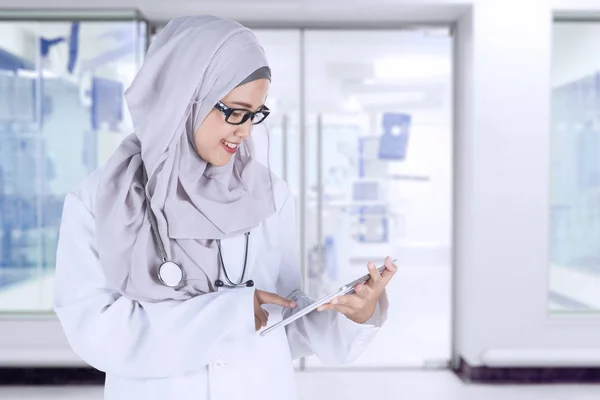 Kadın doktor klinikte dijital tablet ile — Stok fotoğraf