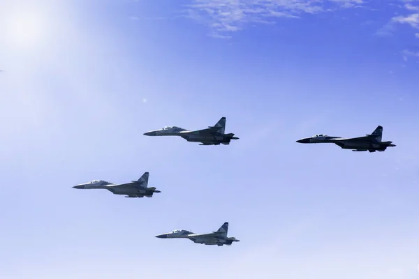 Quattro jet combattenti che volano nel cielo — Foto Stock