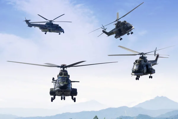 Quattro elicotteri militari che volano nel cielo blu — Foto Stock