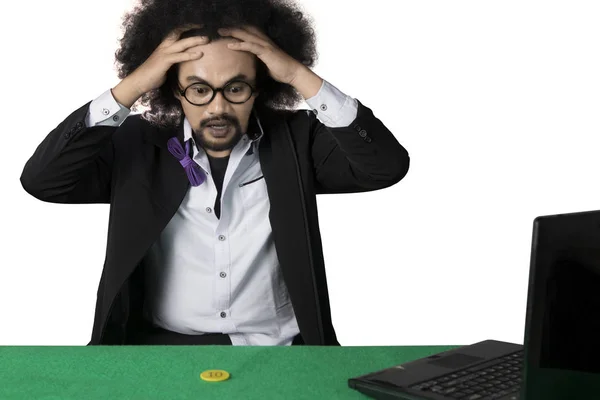 Homme frustré perdre au poker en ligne — Photo