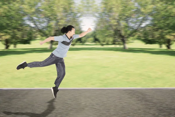 Uomo africano sano che corre al parco — Foto Stock