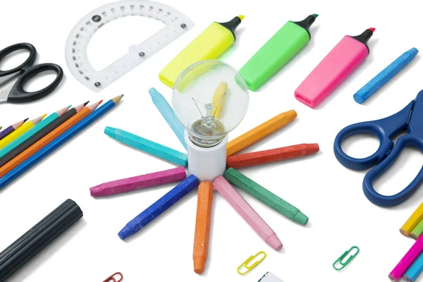 Lámpara con lápices de colores sobre fondo blanco — Foto de Stock