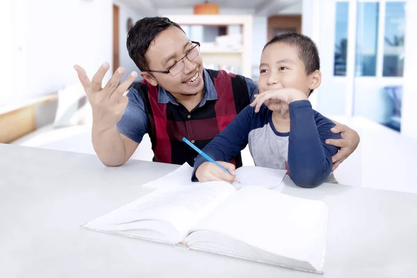 Menino e seu pai aprendem a calcular — Fotografia de Stock