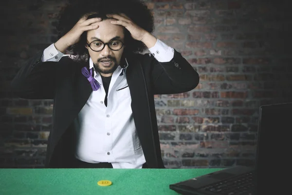 Mann wirkt frustriert nach Niederlage im Online-Poker — Stockfoto