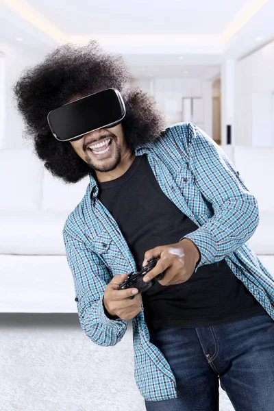 Hombre jugando juego con gafas de realidad virtual —  Fotos de Stock