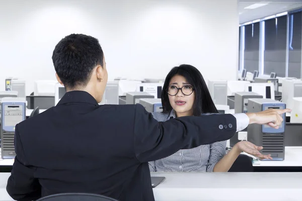 Man sacking a female worker in office — Stock Photo, Image