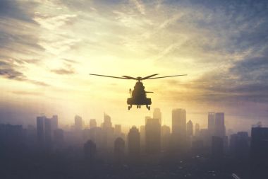 Askeri helikopter günbatımı zaman hovering