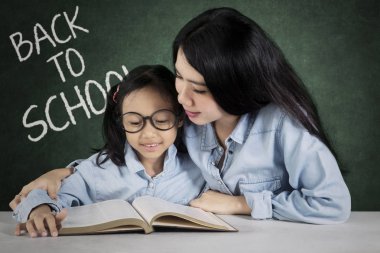 Onun öğrenci sınıfta öğretmen yardımcı olur